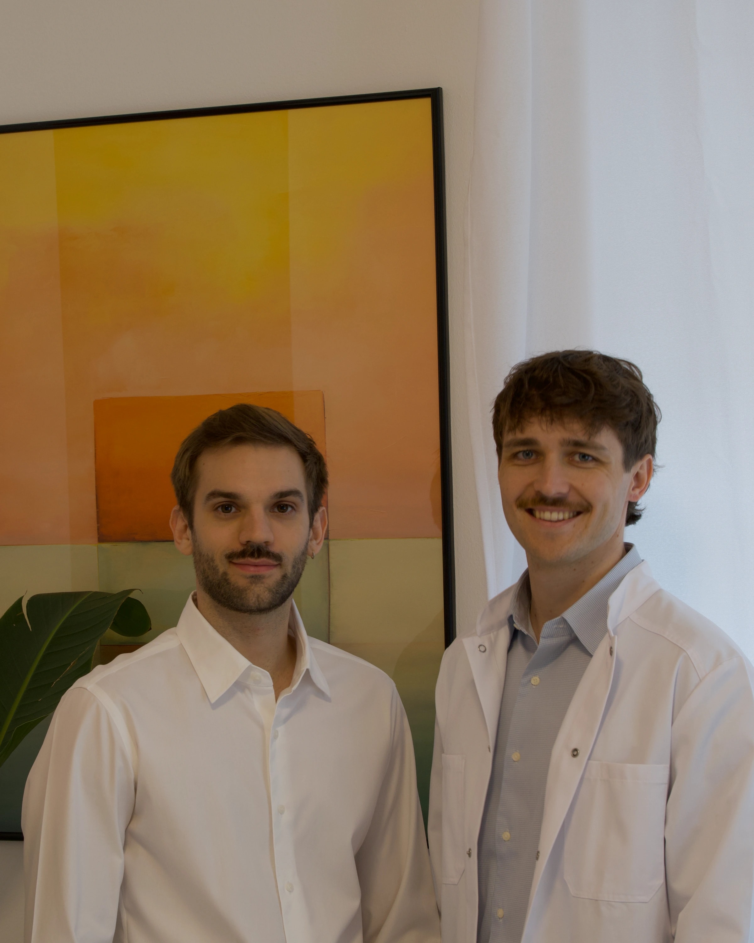 Miro Liebschner und Dr. Tim Schwarz in ihrer Praxis in Berlin